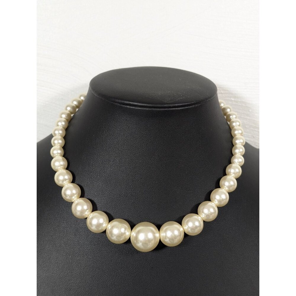Vintage Japan Ivory Color Lucite Faux Pearl Graduated Choker Necklace 17 in